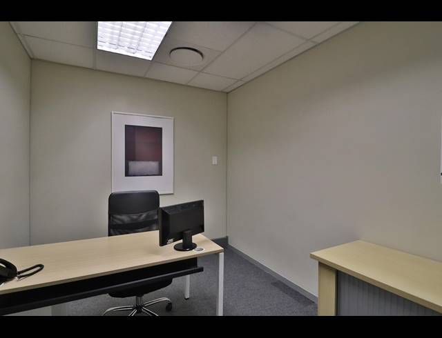 32M² SERVICED OFFICE TO LET IN FOURWAYS